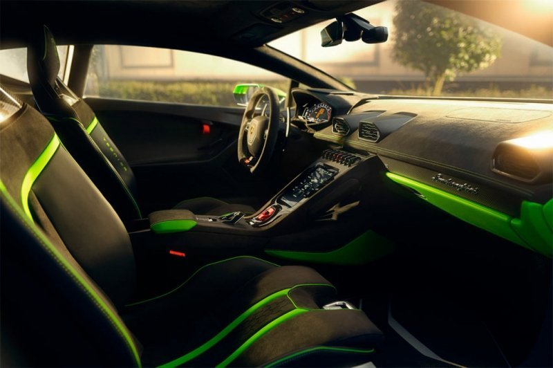 
            Lamborghini показала новый 640-сильный суперкар Huracan Tecnica
        