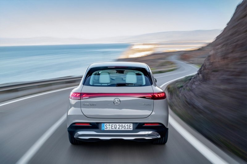 
            Mercedes представил конкурента Tesla Model X
        