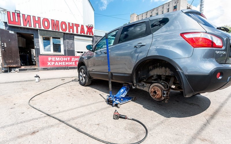 
            Власти Москвы посоветовали водителям перейти на летнюю резину
        