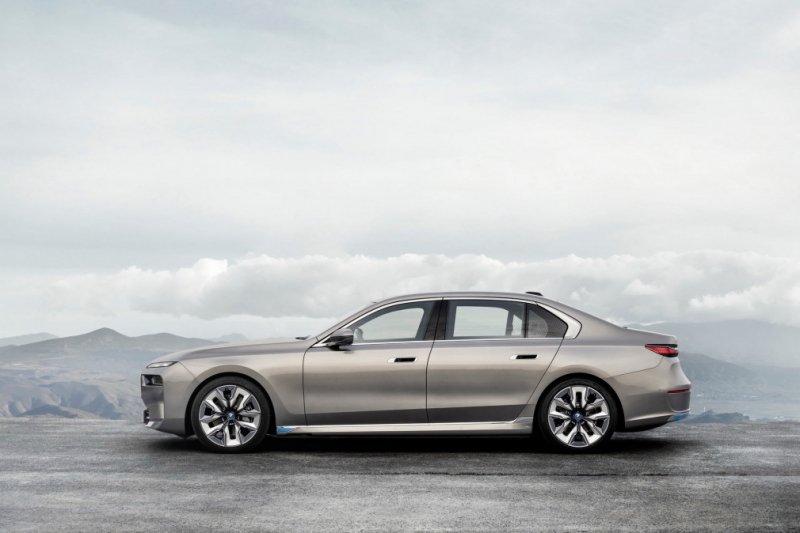 
            BMW представила флагманский седан 7-Series нового поколения
        