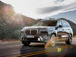 BMW обновила флагманский кроссовер X7