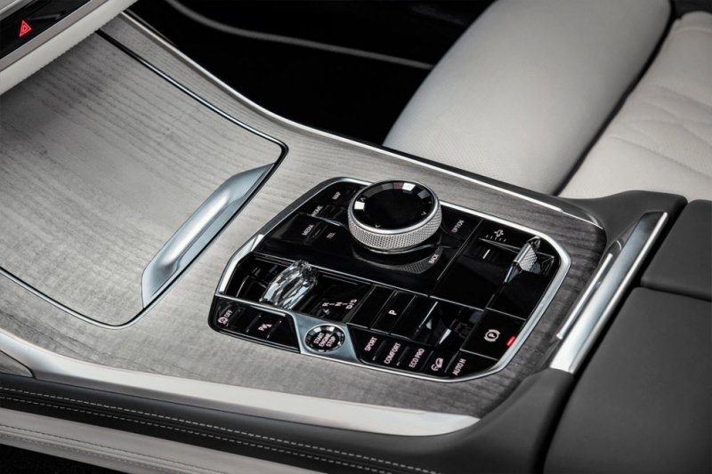 
            BMW обновила флагманский кроссовер X7
        