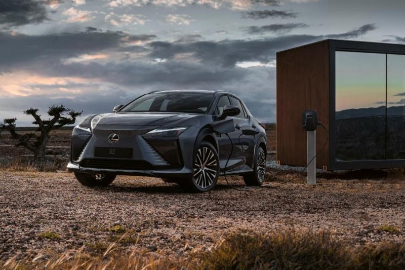 Два мотора и скромный запас хода: представлен электрический кроссовер Lexus RZ