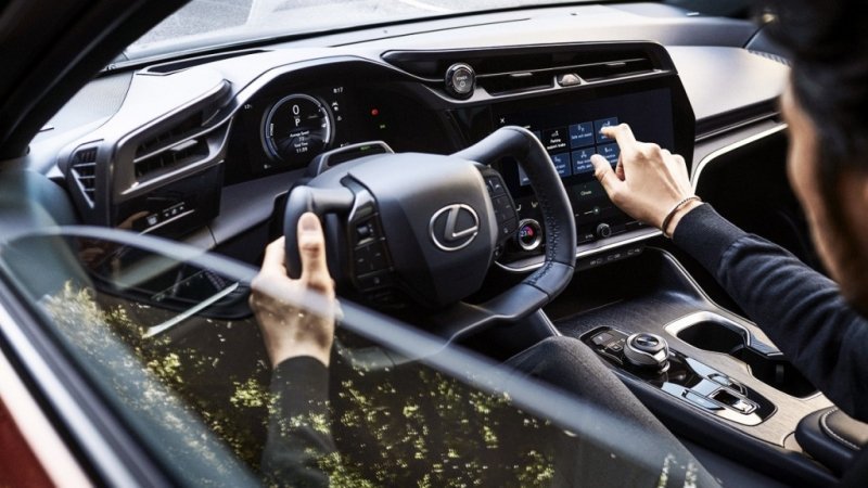 
            Новый кроссовер Lexus получит руль-штурвал в стиле Tesla
        