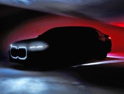 Электрический BMW i7: новое изображение перед премьерой