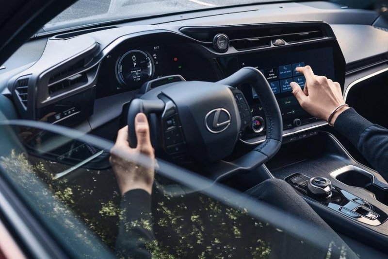 Электрический кроссовер Lexus получит штурвал вместо руля