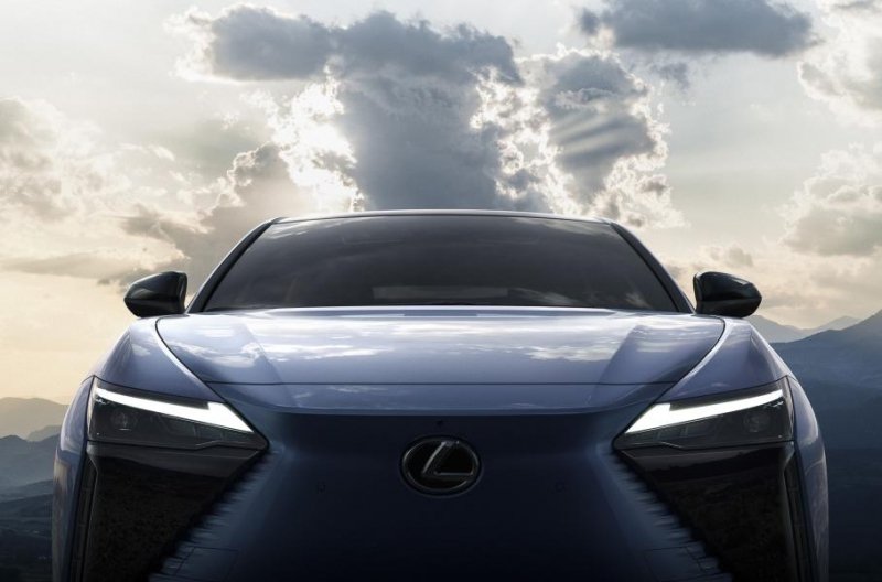 Электрический кроссовер Lexus получит штурвал вместо руля