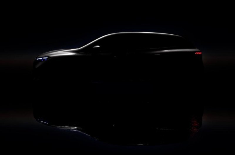 Электрический кроссовер Mercedes-Benz EQS: новое изображение