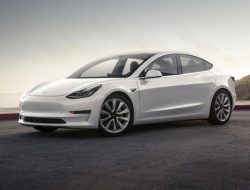 Электроника Tesla Model 3 отказала на скорости 133 километра в час