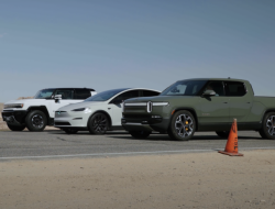 Электропикапы Hummer и Rivian свели в гонке по прямой. И сравнили с Tesla