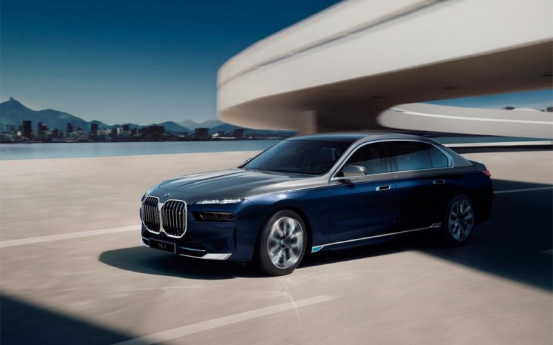 
            Новая BMW 7-Series получила первую спецверсию с 31,3-дюймовым 8К-экраном
        
