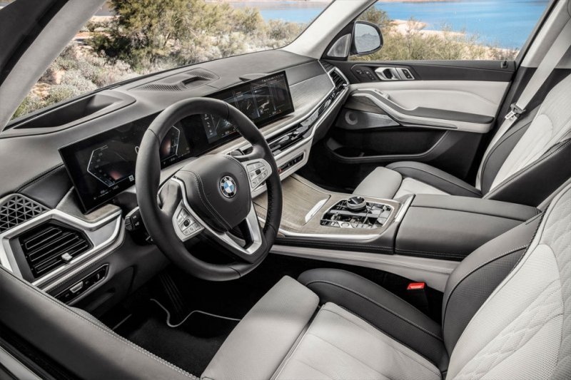 
            BMW обновила флагманский кроссовер X7
        