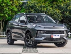 В России сертифицировали новый китайский кроссовер JAC S6. Подробности