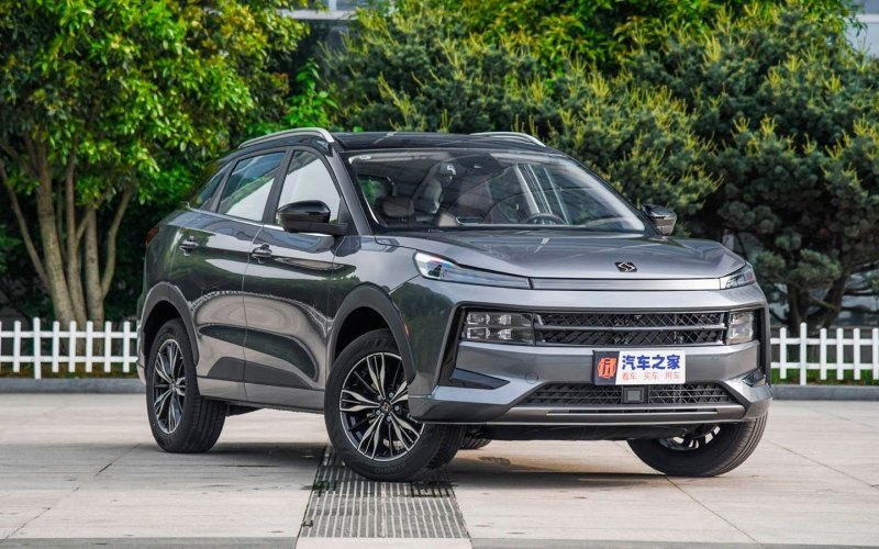 
            В России сертифицировали новый китайский кроссовер JAC S6. Подробности
        