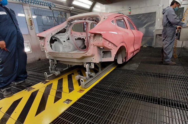 Ford Mustang Mach-E по ошибке покрасили в розовый цвет