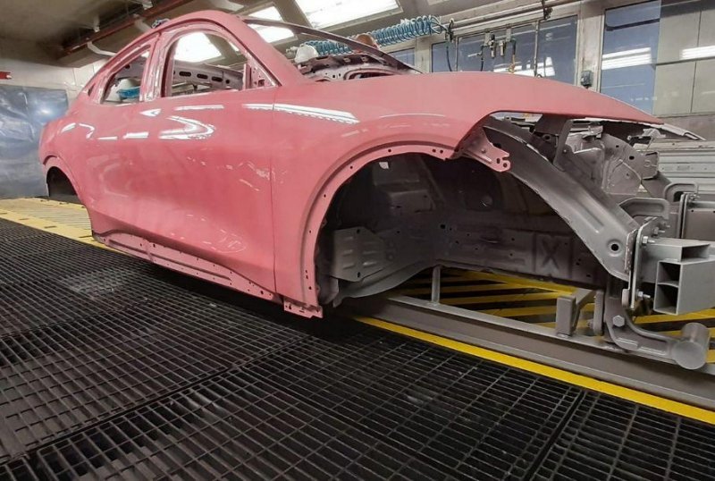 Ford Mustang Mach-E по ошибке покрасили в розовый цвет