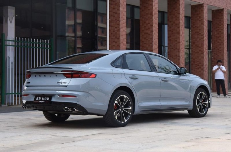 Geely привезла в Беларусь опытную партию седанов с начинкой Volvo
