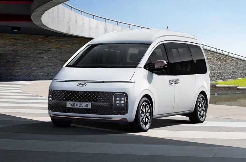 Hyundai представил топовую версию «космического» минивэна Staria Lounge Limousine