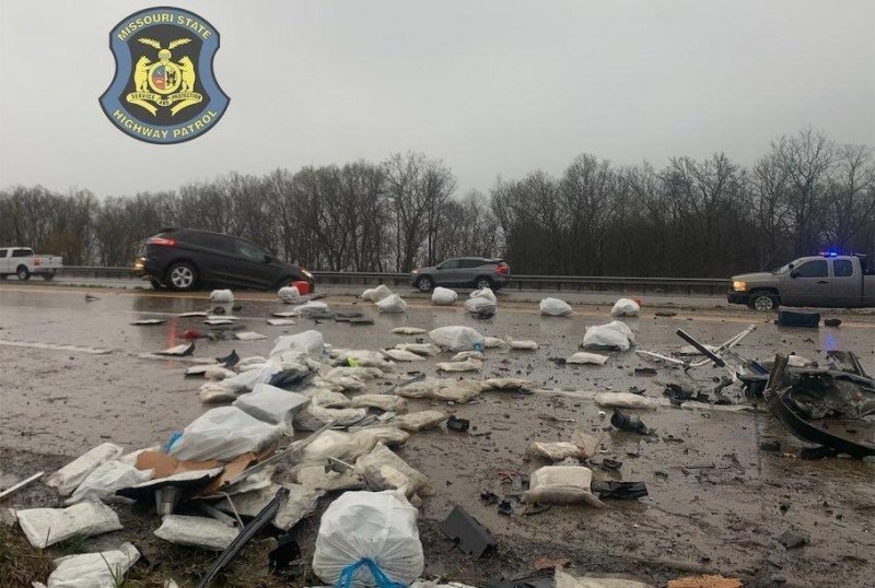 Из попавшего в ДТП пикапа выпало 226 килограммов марихуаны