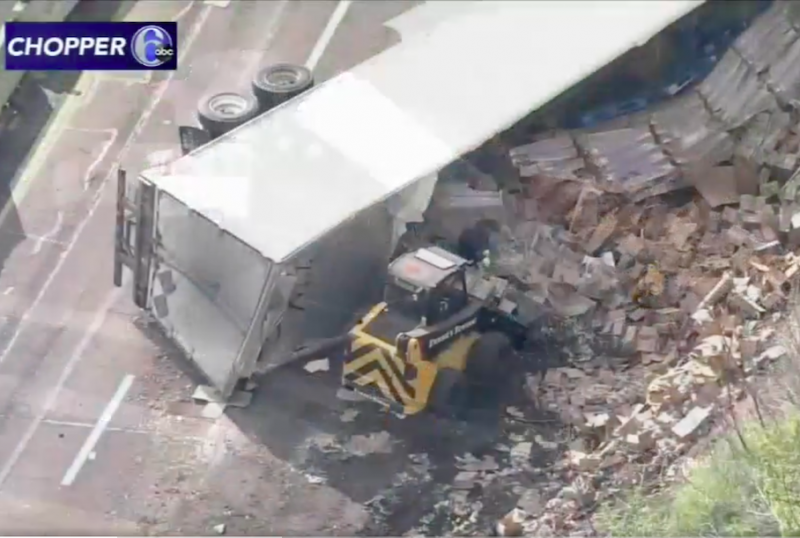 Из-за ДТП с фурой на трассу высыпалось 40 тысяч куриных наггетсов