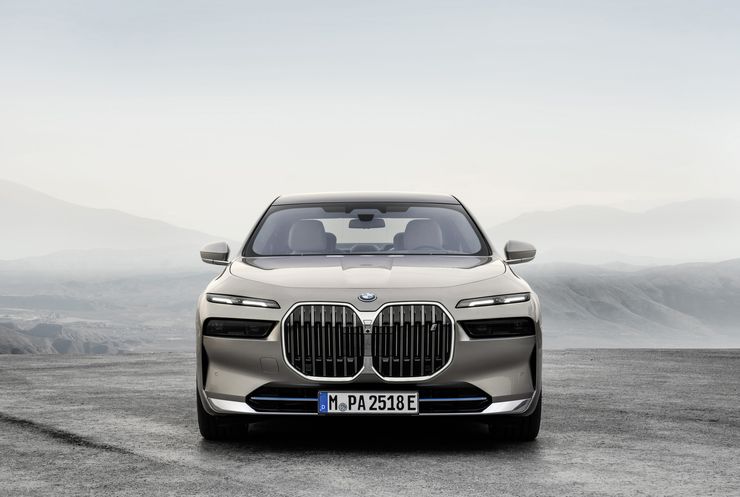 Красиво, аж жуть: первый обзор новейшей BMW 7-серии