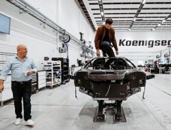 Кристиан фон Кёнигсегг устроил экскурсию по заводу Koenigsegg