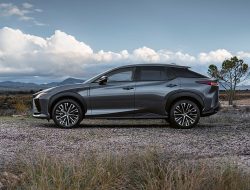 Lexus представил совершенно новый кроссовер RZ 450e