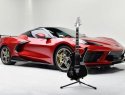 Лидер группы Kiss решил продать свой Corvette C8. И гитару