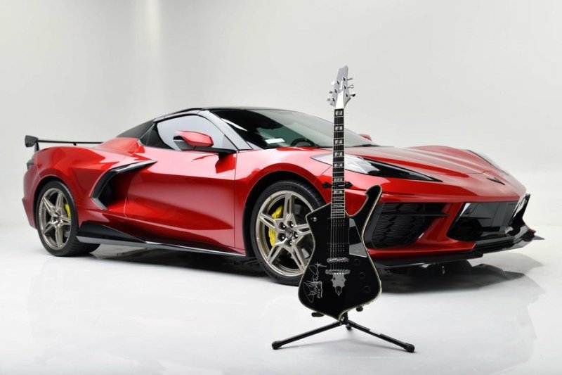 Лидер группы Kiss решил продать свой Corvette C8. И гитару