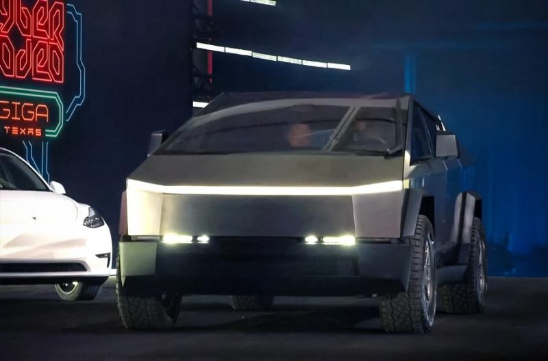 На открытии очередной «Гигафабрики» Tesla представили новую версию пикапа Cybertruck