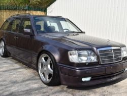 На продажу выставили редчайший универсал Mercedes-AMG E36
