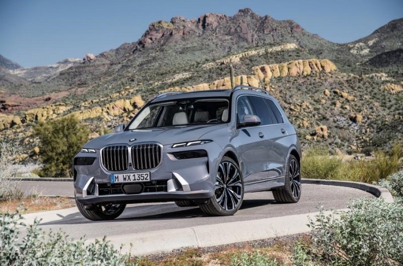 Обновлённый BMW X7, заднеприводный Lamborghini Huracаn Tecnica и электрокупе Genesis: главное за неделю