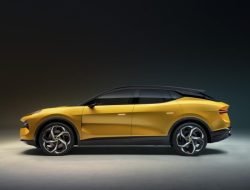 Первый гиперкроссовер от Lotus, Mercedes-Benz T-Class и семиместный Jeep Meridian: главное за неделю