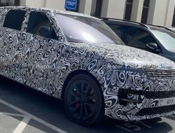 Появились шпионские фотографии нового Range Rover Sport SVR