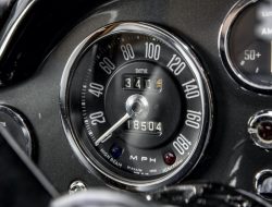 Посмотрите, как реставрируют спидометр Aston Martin DB5