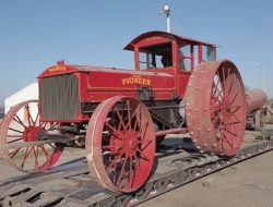 Посмотрите на огромный 110-летний трактор, который стоит как Rolls-Royce