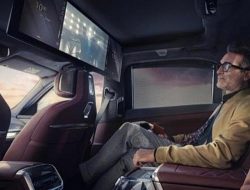 Раскрыт интерьер новой BMW 7-Series с экраном-кинотеатром