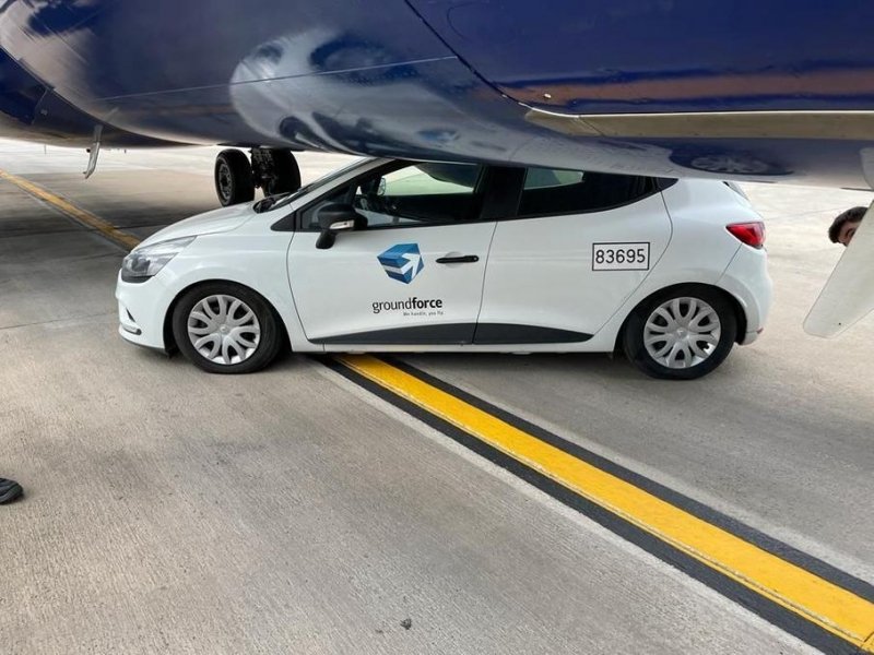 Renault Clio столкнулся с самолётом Boeing 737