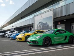 Российские дилеры Porsche похвастались отсутствием дефицита автомобилей и запчастей