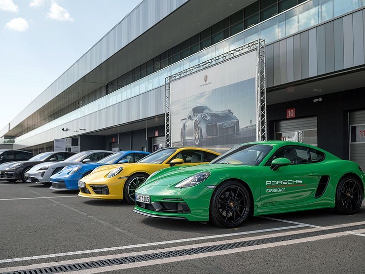 Российские дилеры Porsche похвастались отсутствием дефицита автомобилей и запчастей