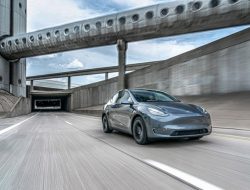 Tesla исключила провод для зарядки из списка стандартного оснащения электрокаров