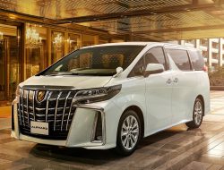 Toyota Alphard получила «золотую» комплектацию