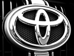 Toyota превратит седан Crown в электрический кроссовер