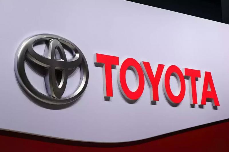 Toyota придумала робота для выгула собак, который будет за ними убирать