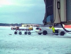 В канадском аэропорту багаж развозят на старых Dodge Neon без крыши