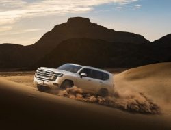 В России нашли способ купить новый Toyota Land Cruiser на треть дешевле