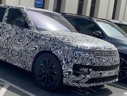 В сеть выложили первые фото нового Range Rover Sport SVR
