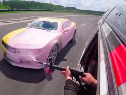 Видео: Chevrolet Camaro помыли в движении на гоночной трассе