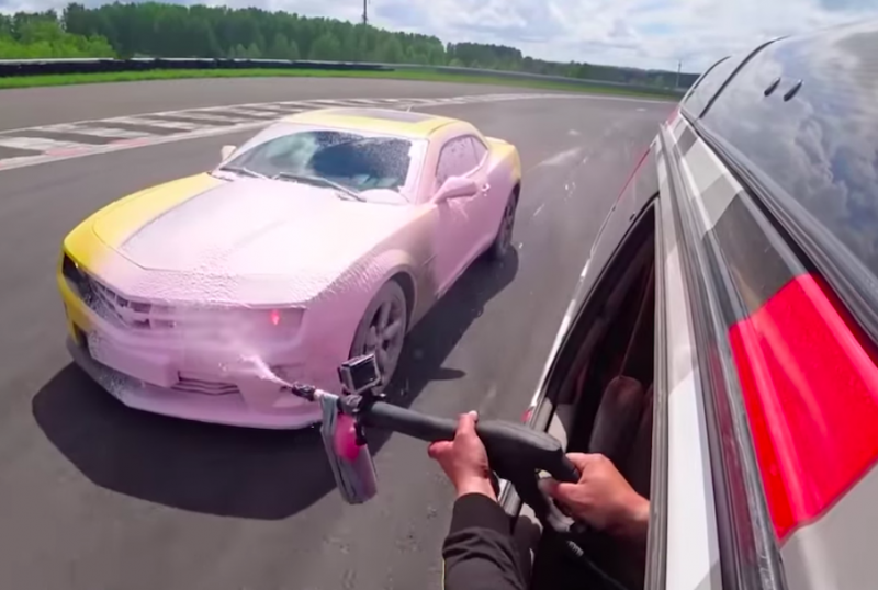 Видео: Chevrolet Camaro помыли в движении на гоночной трассе