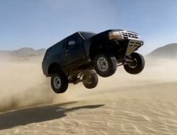 Видео: Ford Bronco пролетел 30 метров над песчаными дюнами